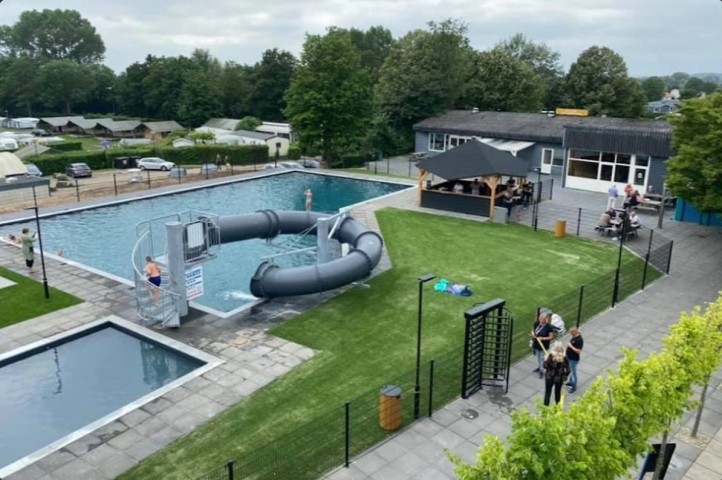 Neu angelegtes Schwimmbad