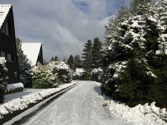 verschneites Feriendorf