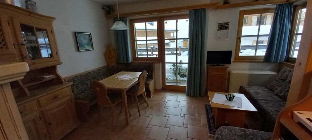 Wohnzimmer mit Blick auf die Terrasse