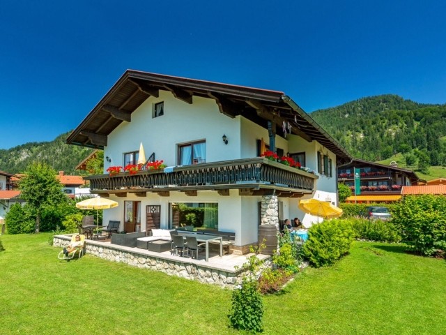 AlpenhausJulia im Sommer 
