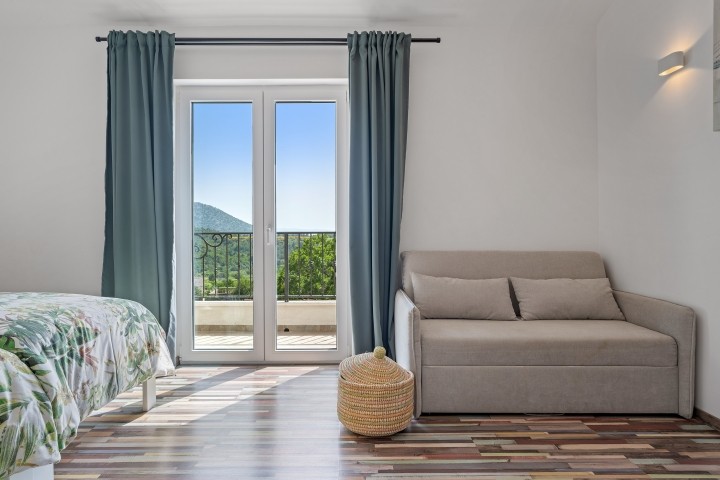 Schlafzimmer Nr. 3 mit Schlafsofa für 1 Person, eigenem Bad, Klimaanlage, Balkon.