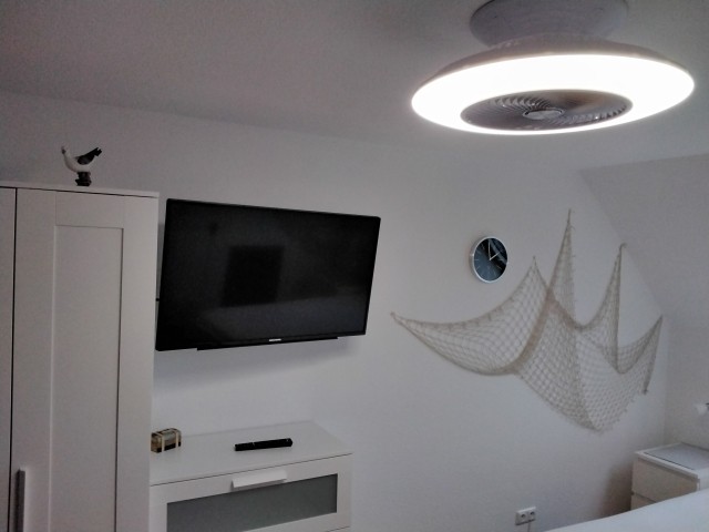 ...moderner TV flexibel an der Wand aufgehängt...