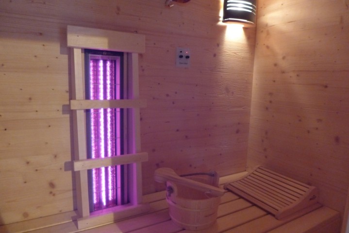 Finnische Sauna mit Rotlichtlampe