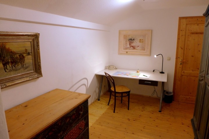 Ankleidezimmer mit Schreibtisch