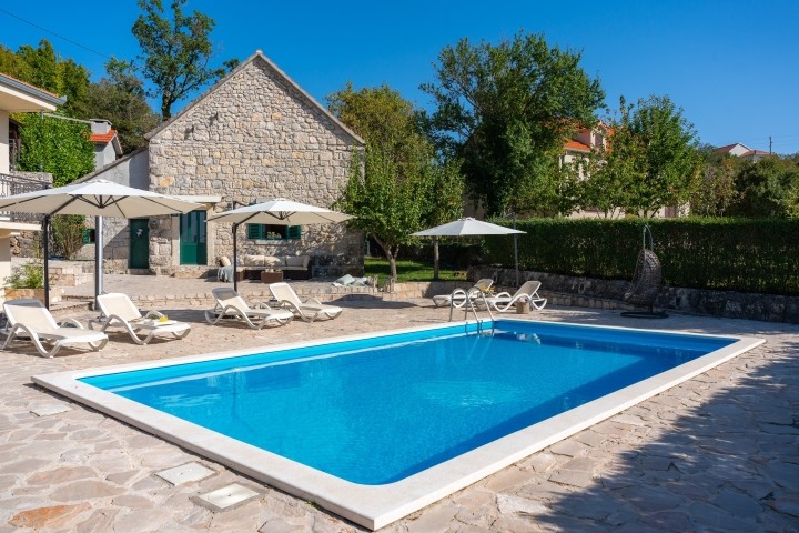 Villa Sylvia offers accommodation for 10 people 