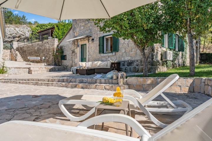 Very comfortable villa of 236sqm living space situated on a 1.000sqm private plot 