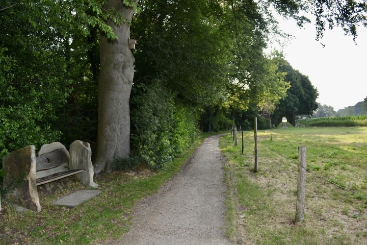 Spazierweg an der Villa