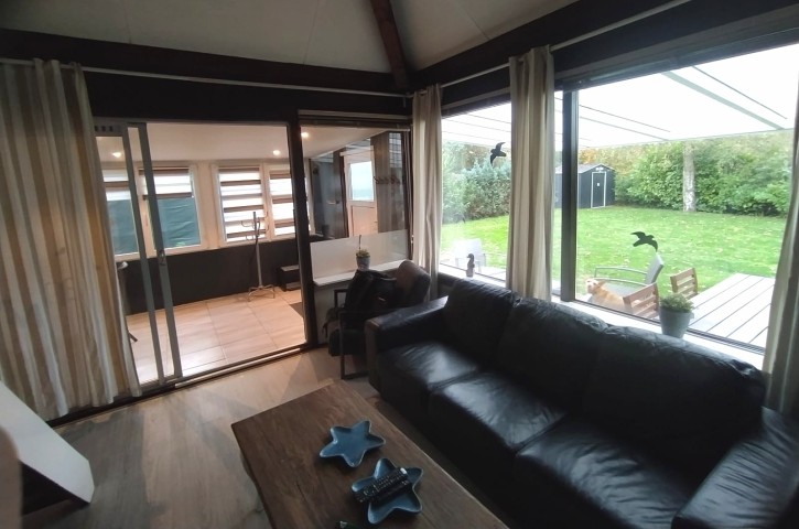 Blick in Garten und Richtung Eingang 