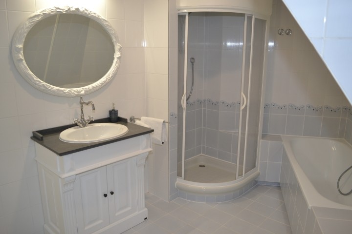Bad mit Dusche und Badewanne