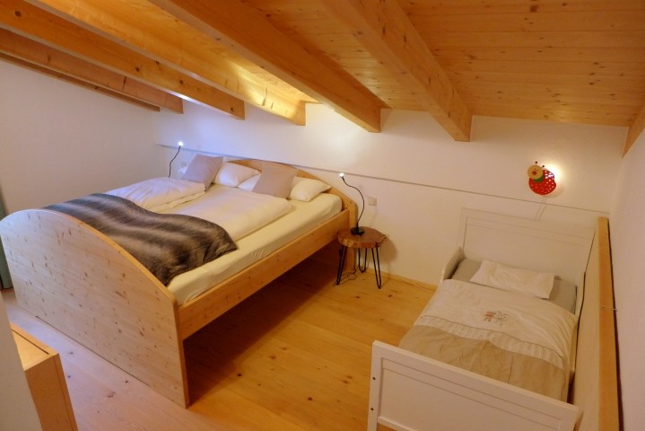 Schlafzimmer West mit Kinderbett