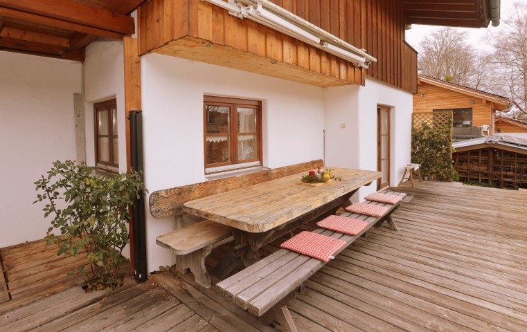 Terrasse mit großem Tisch