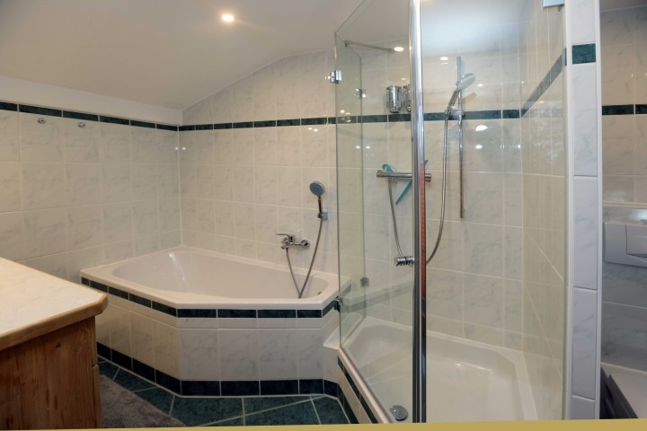 Badezimmer mit Dusche und kleine Wanne