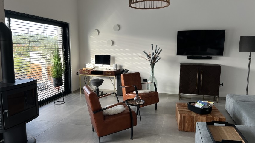 Wohnzimmer mit Schreibtisch 