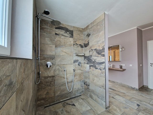 Offene Dusche mit Regendusche, Saunaschlauch und Schwallbrause