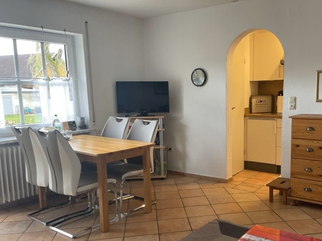 Essecke mit Blick in die Küche