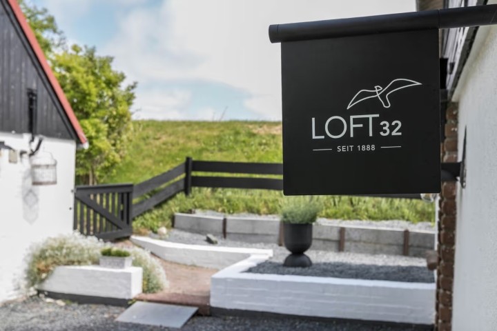 Blick auf den Stall und die Eingangspforte zum Loft