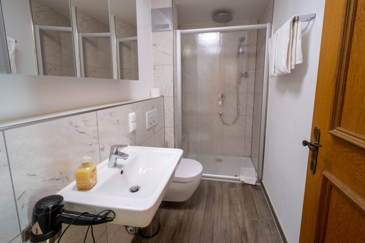 Helles Bauernzimmer - Duschbad