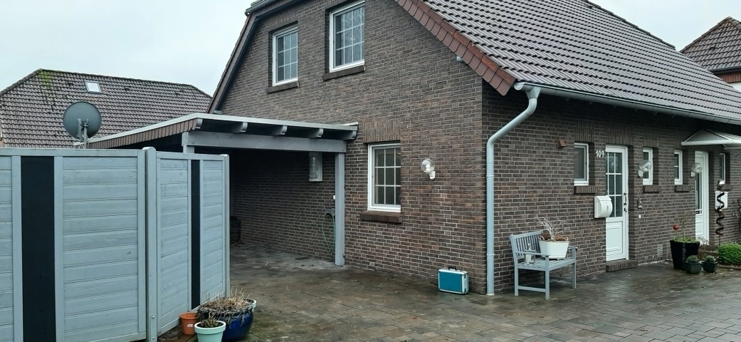 Carport und Eingang