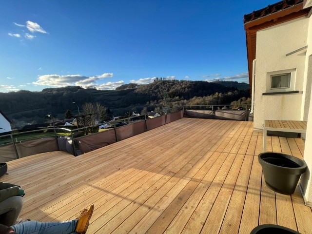 Sommer Blick auf die Dachterasse mit Blick auf die Kasselburg