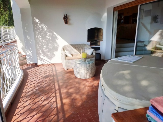 Überdachte Terrasse mit Jacuzzi 
