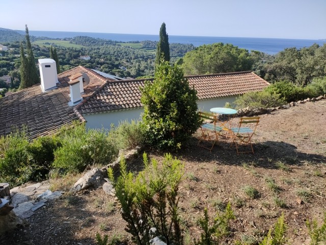 Blick aufs Haus vom Bouleplatz 