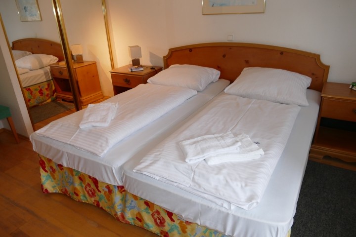 1. Schlafzimmer mit Doppelbett und Kleiderschrank