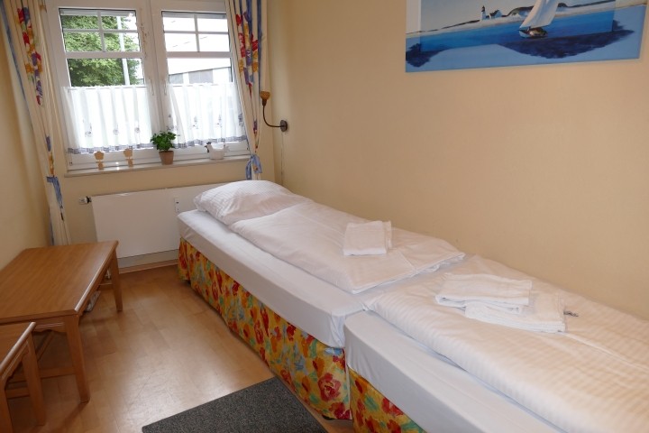 2. Schlafzimmer mit 2 Einzelbetten
