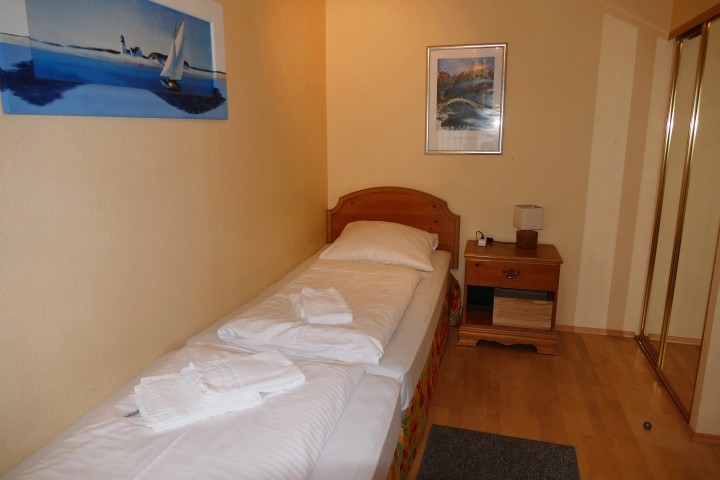 2. Schlafzimmer
