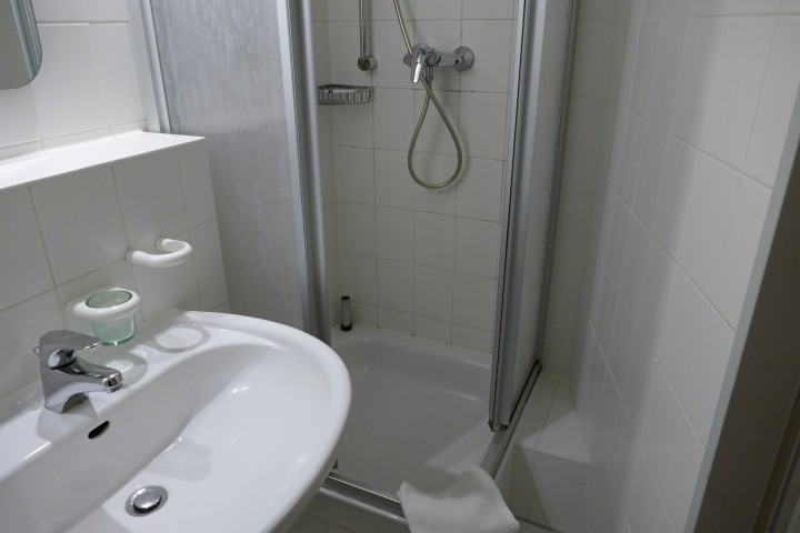 Badezimmer mit Dusche