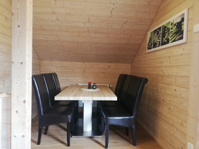 großer Tisch für ausgedehnte Frühstückszeit