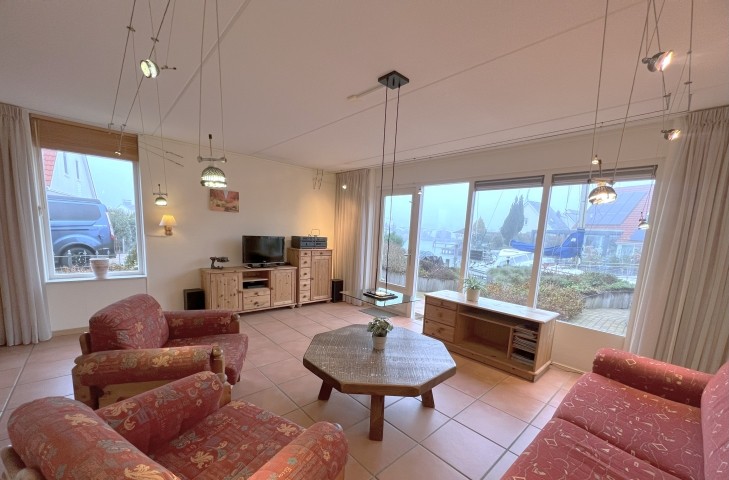 Wohnzimmer mit Tuer zum Garten