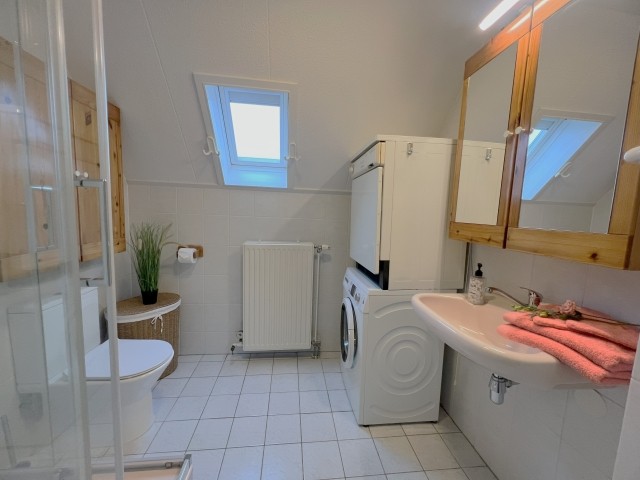 Badezimmer mit Duschwanne WC und Waschbecken