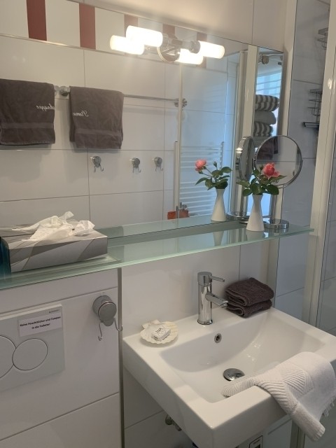 Bad mit Fenster und ebenerdige Dusche