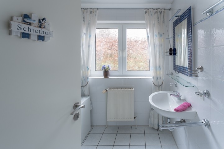 Helles Fensterbad