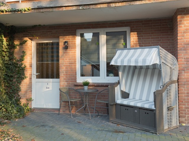 Eingang Apartment - Strandkorb vor der Haustüre