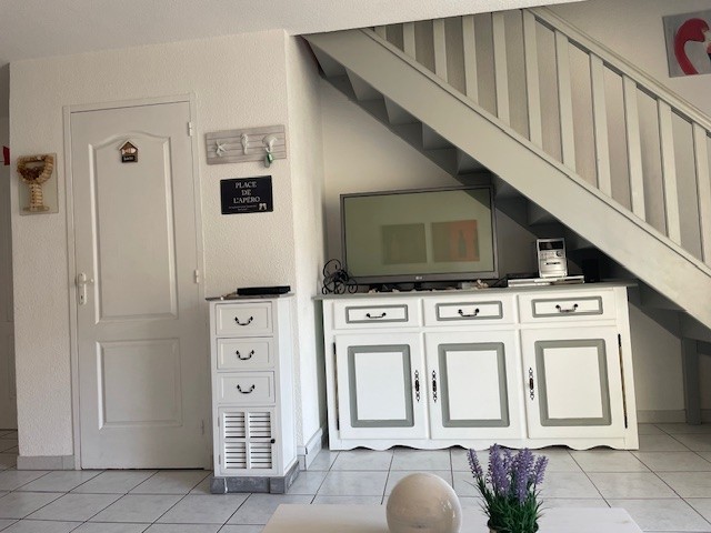 Wohnzimmer mit großem Fernseher