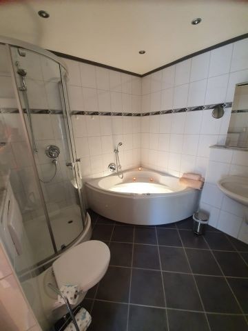 Bad mit Dusche und Badewanne