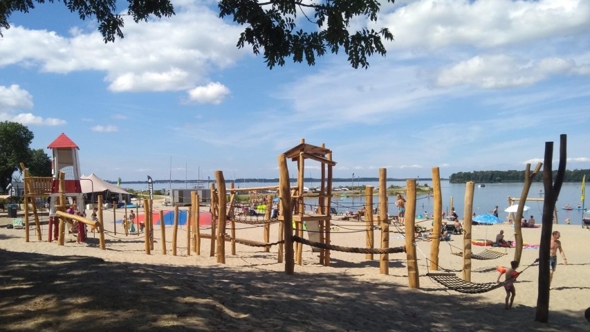 Großer Hauptstrand mit zahlreichen Attraktionen.