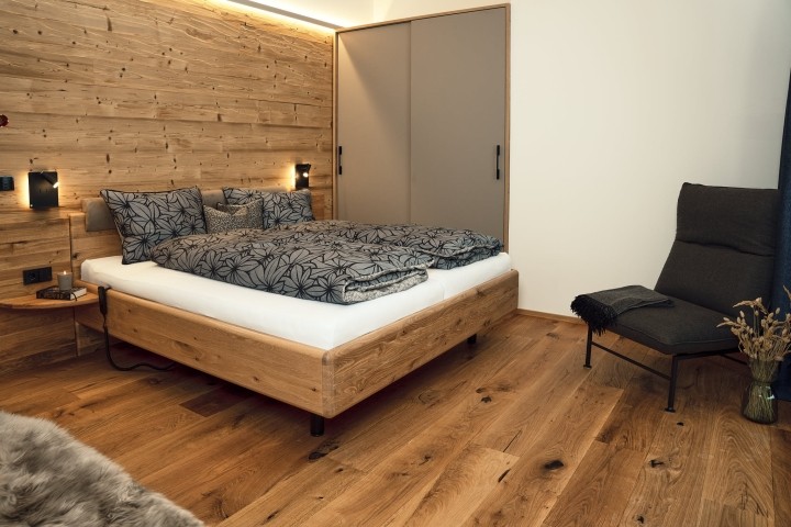 Schlafzimmer mit Kingsize-Bett 