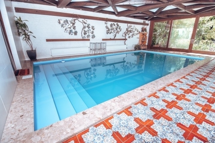 Beheizter Indoorpool
