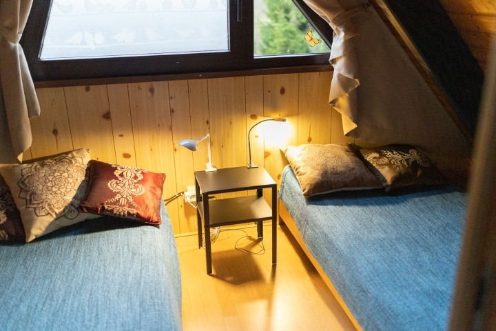 Kleines Schlafzimmer mit 2 Einzelbetten
