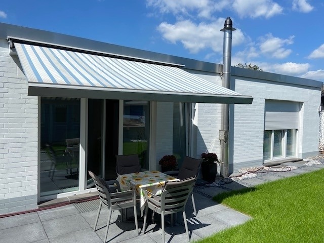 Terrasse vor dem blauen Schlafzimmer mit Markise