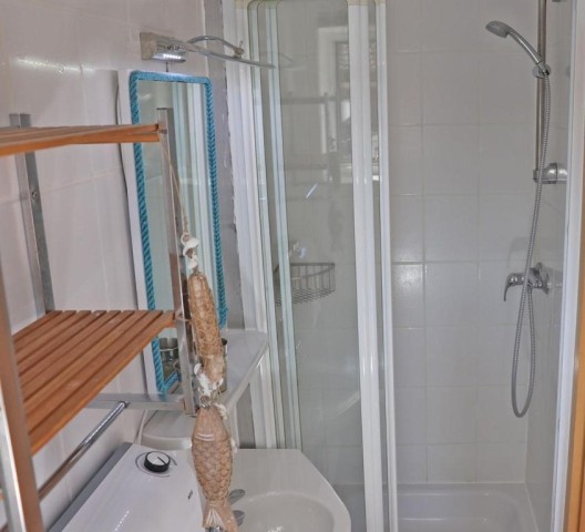 Badezimmer mit Dusche im EG