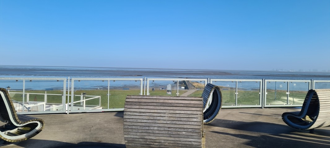 Wunderschöne Sitzgelegenheiten laden ein, den Blick auf die Nordsee zu genießen