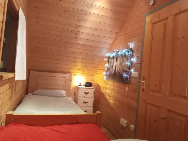 Kleines Schlafzimmer mit zwei Einzelbetten