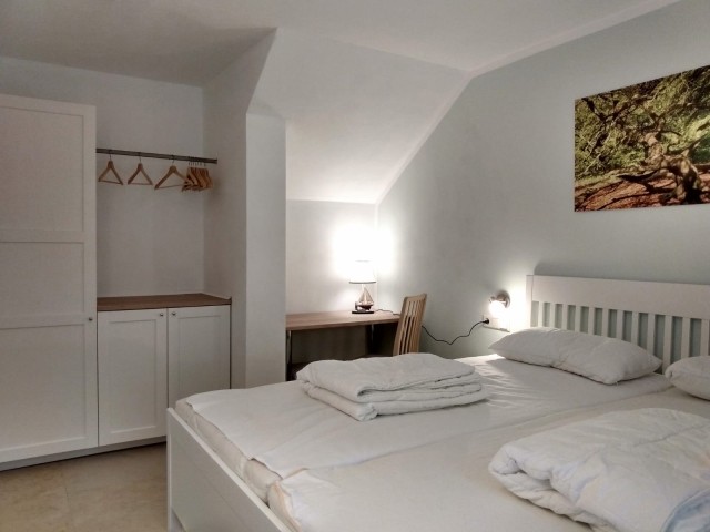 Im Schlafzimmer finden Sie auch einen Schreib-/Kosmetiktisch