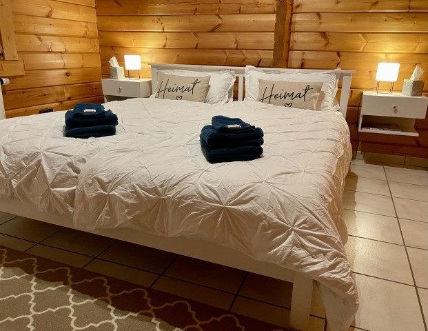 Schlafzimmer 1 von 2 mit TV und Bett1 Matratzen 
