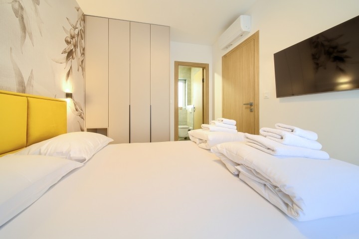 Schlafzimmer 1 mit privatem Badezimmer