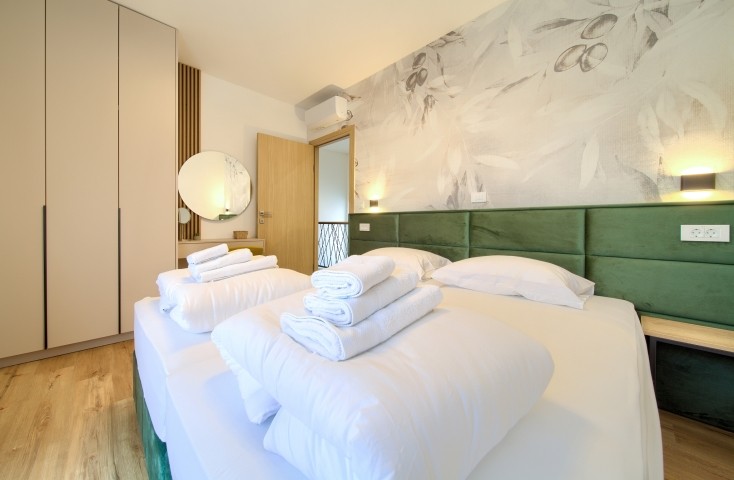 Schlafzimmer 3 mit Klimaanlage, TV, Balkon