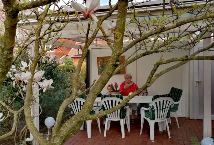 Überdachte Terrasse im Garten 
